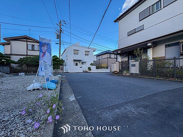 前面道路含む現地写真『快適』は「家」と「街」と「環境」が調和した時に訪れるだと改めて感じさせてくれます。