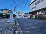 外観：前面道路含む現地写真『快適』は「家」と「街」と「環境」が調和した時に訪れるだと改めて感じさせてくれます。