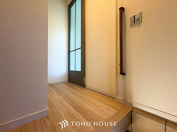 上質感漂う廊下。居住者の帰り、訪れる方を優しく迎え安らぎに満ちた生活空間を予感させます。