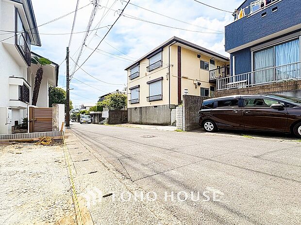 前面道路含む現地写真『快適』は「家」と「街」と「環境」が調和した時に訪れるだと改めて感じさせてくれます。