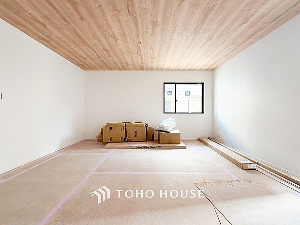 明るく開放的な空間が広がるLDK。室内には豊かな陽光が注ぎ込み、爽やかな住空間を演出。