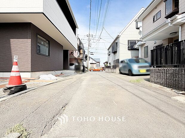 前面道路含む現地写真『快適』は「家」と「街」と「環境」が調和した時に訪れるだと改めて感じさせてくれます。