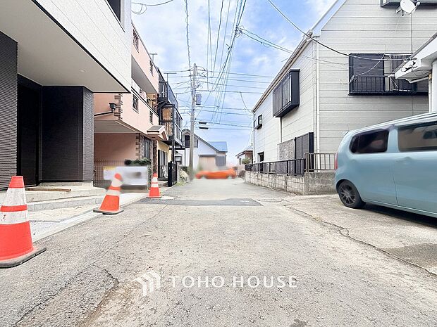 前面道路含む現地写真『快適』は「家」と「街」と「環境」が調和した時に訪れるだと改めて感じさせてくれます。