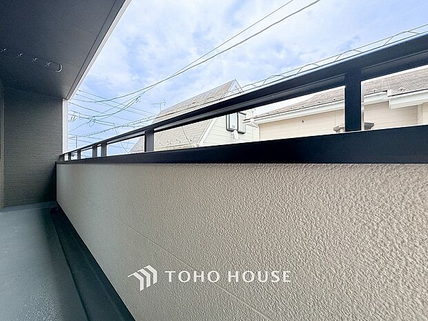 暮らしの中で光と風を演出してくれるバルコニー。