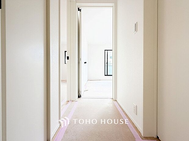 上質感漂う廊下。居住者の帰り、訪れる方を優しく迎える・安らぎに満ちた生活空間を予感させる。