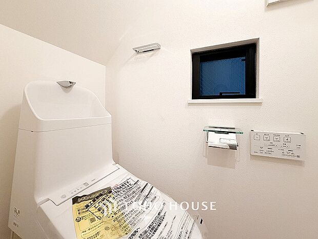 トイレはシンプルにホワイトで統一した温水洗浄付です。