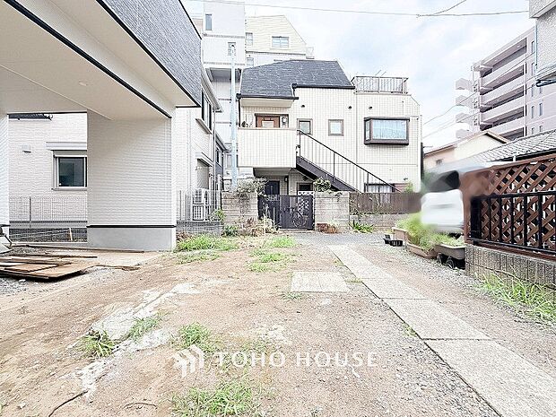 前面道路含む現地写真『快適』は「家」と「街」と「環境」が調和した時に訪れるだと改めて感じさせてくれます。