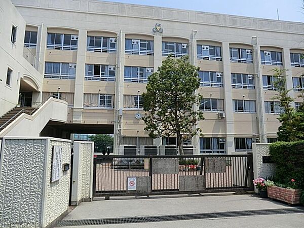 川崎市立西高津中学校