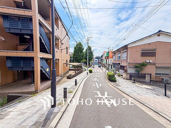 前面道路含む現地写真『快適』は「家」と「街」と「環境」が調和した時に訪れるだと改めて感じさせてくれます。