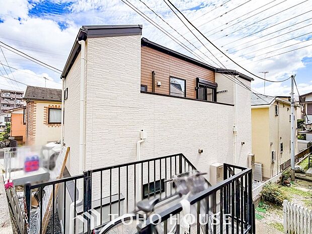 住む人を映し出す洗練された佇まいは、いつまでも輝き続けながらいつしか街の風景に溶け込んでいきます。