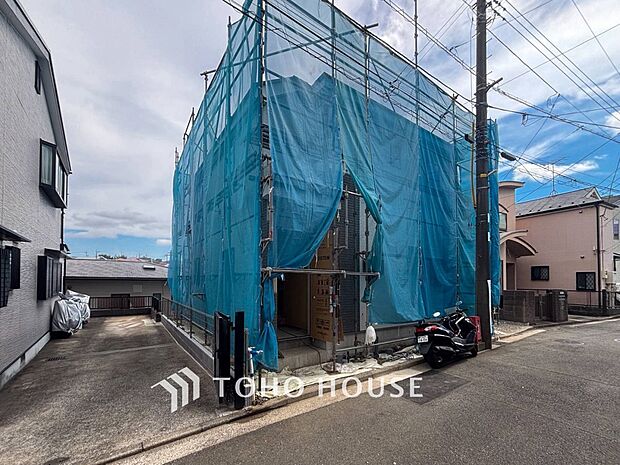 住む人を映し出す洗練された佇まいは、いつまでも輝き続けながらいつしか街の風景に溶け込んでいきます。