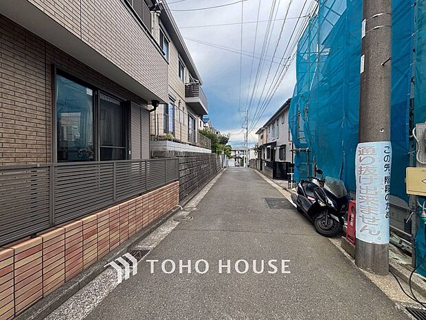 前面道路含む現地写真『快適』は「家」と「街」と「環境」が調和した時に訪れるだと改めて感じさせてくれます。