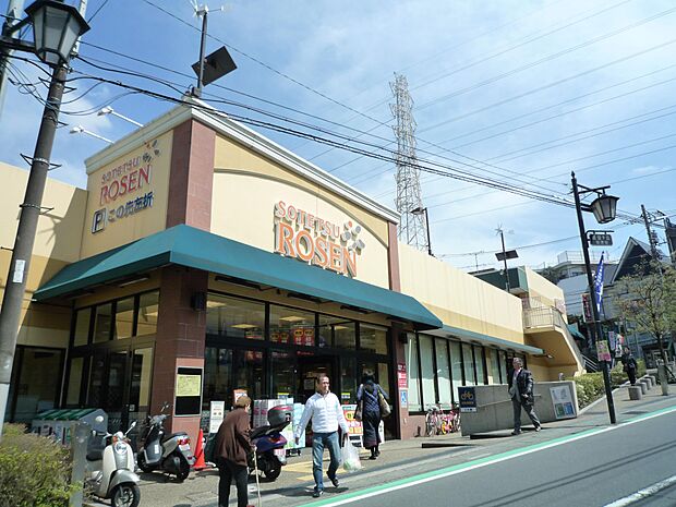 早朝から深夜まで営業のスーパーマーケット。毎日の食卓を飾る新鮮な食料品が揃います。