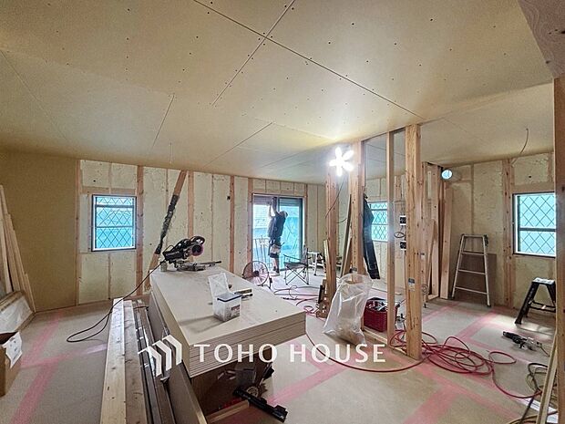 光と風があふれる開放的なリビングダイニングには自然と家族みんなが集まってきます。