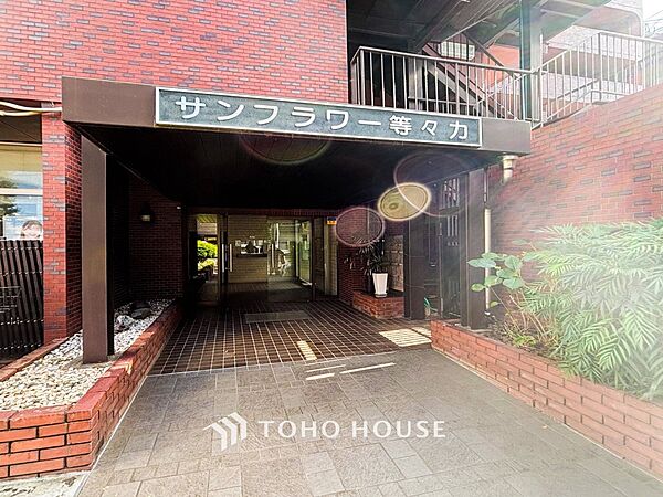 プライベート感が高まるシックな装いのエントランス。
