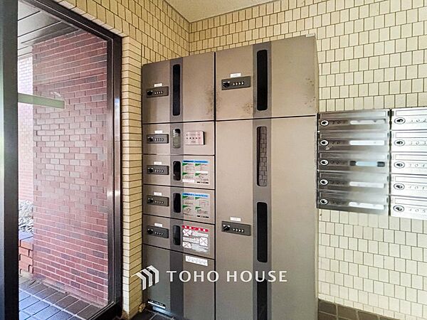 普段留守がちなご家族にも安心な宅配ボックスを完備。