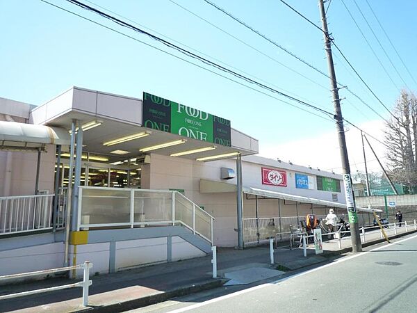 毎日の食卓を彩る食料品が品揃え豊富に揃います。2階にDAISOを併設しています。