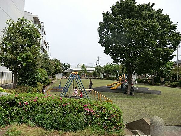 長津田駅近くの小さな公園。お買い物ついでに、小さなお子様の遊び場としてもおすすめです
