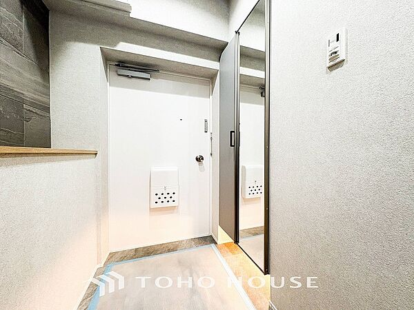 居住者の帰り、訪れる方を優しく迎えてくれる開放感のある玄関。