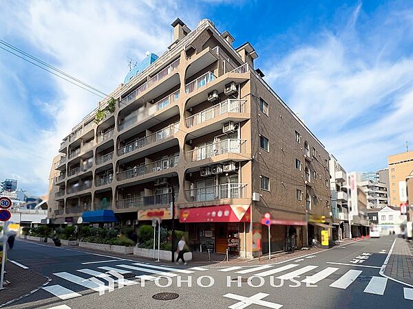 前面道路含む現地写真『快適』は「家」と「街」と「環境」が調和した時に訪れるだと改めて感じさせてくれます。