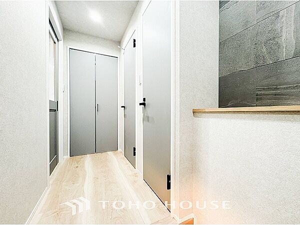 上質感漂う廊下。居住者の帰り、訪れる方を優しく迎える・安らぎに満ちた生活空間を予感させる。