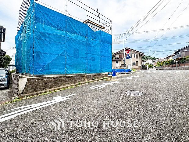 前面道路含む現地写真『快適』は「家」と「街」と「環境」が調和した時に訪れるだと改めて感じさせてくれます。