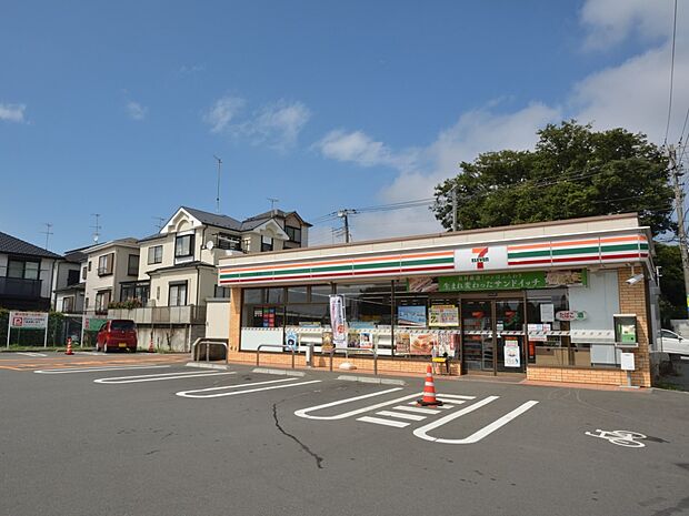 24時間営業。お弁当やお惣菜、パンなどをはじめ、生活用品、お酒、たばこなども取り揃えています。