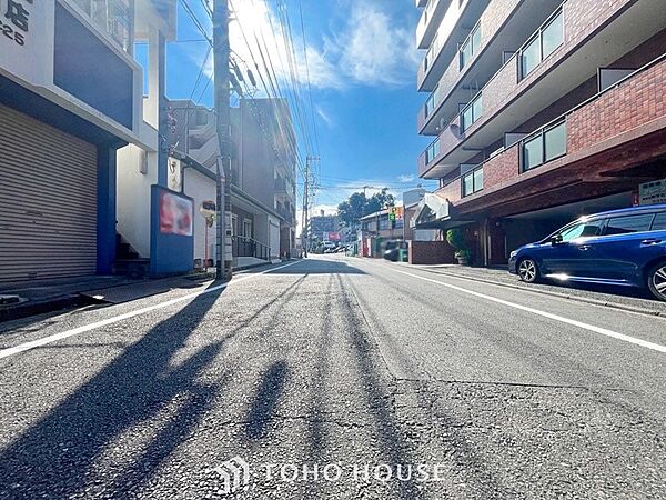 前面道路含む現地写真『快適』は「家」と「街」と「環境」が調和した時に訪れるだと改めて感じさせてくれます。