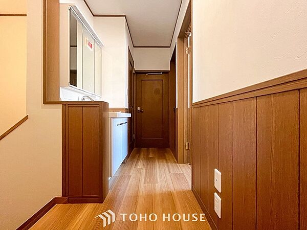 上質感漂う廊下。居住者の帰り、訪れる方を優しく迎え安らぎに満ちた生活空間を予感させます。
