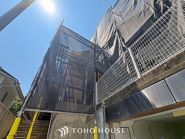 住む人を映し出す洗練された佇まいは、いつまでも輝き続けながらいつしか街の風景に溶け込んでいきます。