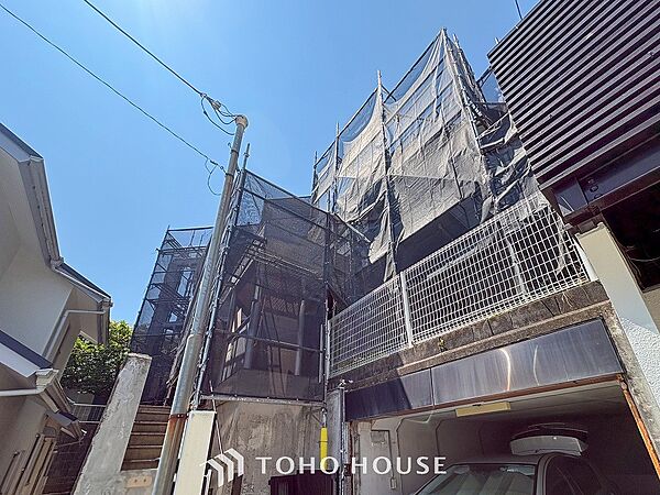 爽やかな青空の下に贅沢なほどに降り注ぐ陽光、豊かな居住性と、クオリティが見事に調和した住空間。