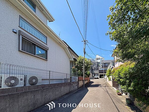 前面道路含む現地写真『快適』は「家」と「街」と「環境」が調和した時に訪れるだと改めて感じさせてくれます。
