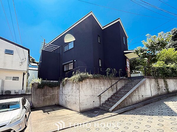 住む人を映し出す洗練された佇まいは、いつまでも輝き続けながらいつしか街の風景に溶け込んでいきます。