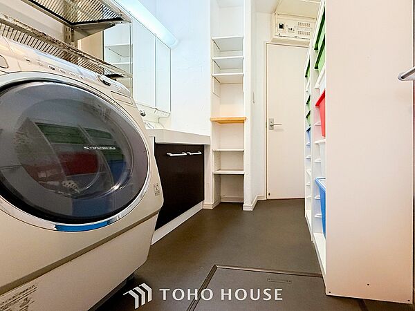 落ち着いた空間を演出するカラーと、ゆったりお使い頂ける広さが魅力のパウダールーム。