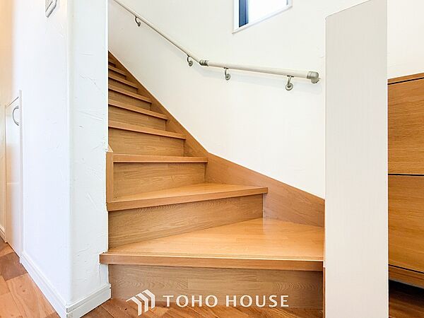 パブリックゾーンとプライベートゾーン繋ぐ階段。豊かな陽光が注ぎ込み、爽やかな住空間を演出。
