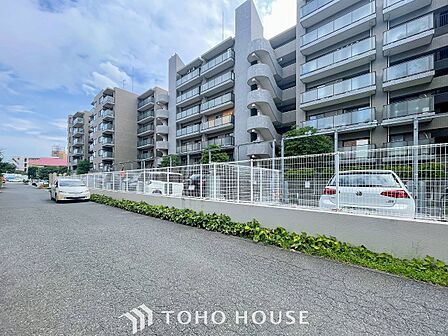 前面道路含む現地写真『快適』は「家」と「街」と「環境」が調和した時に訪れるだと改めて感じさせてくれます。