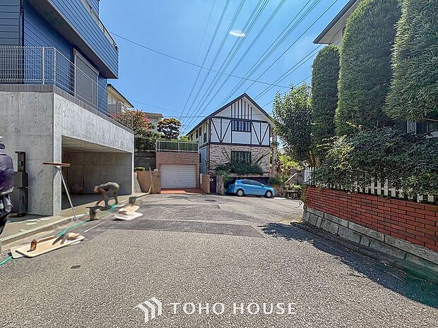 前面道路含む現地写真『快適』は「家」と「街」と「環境」が調和した時に訪れるだと改めて感じさせてくれます。
