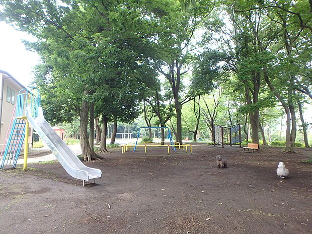 自然の森の中にある広場で、ブランコやすべり台、アスレチックなどの遊具があります。池や川があるので、気持ちよくお散歩することができます。
