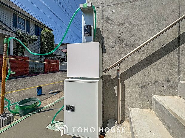 住む人を映し出す洗練された佇まいは、いつまでも輝き続けながらいつしか街の風景に溶け込んでいきます。