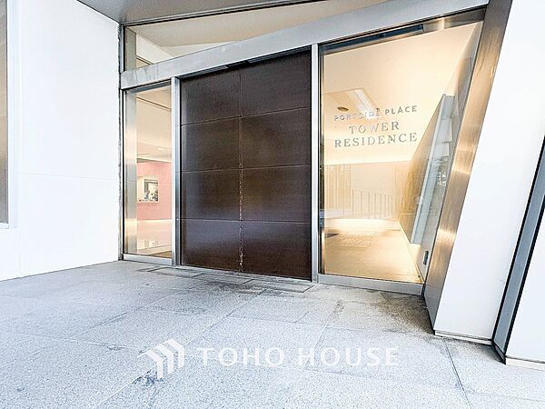 住む人や訪れる人やさしくエスコートする玄関アプローチ。