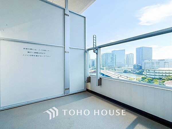 暮らしの中で光と風を演出してくれるバルコニー。
