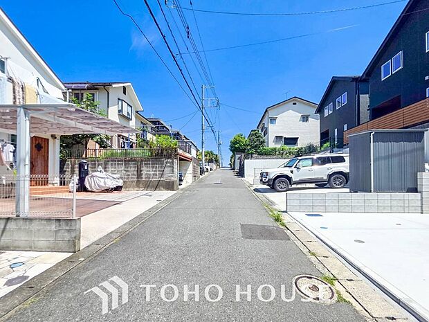 前面道路含む現地写真『快適』は「家」と「街」と「環境」が調和した時に訪れるだと改めて感じさせてくれます。
