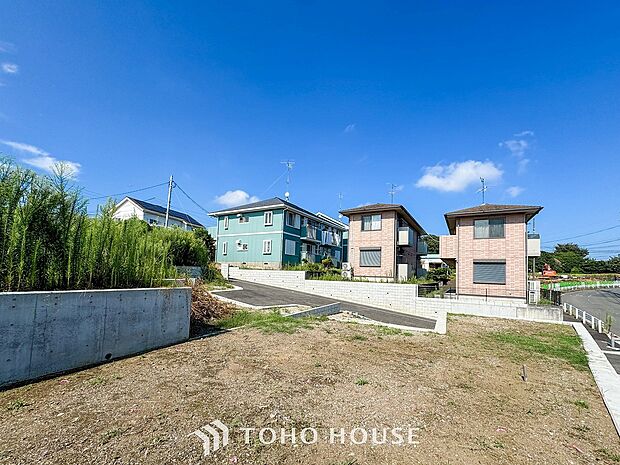 閑静な住宅街の陽当りに恵まれた土地。たくさんの想いが美しいカタチに彩られます。