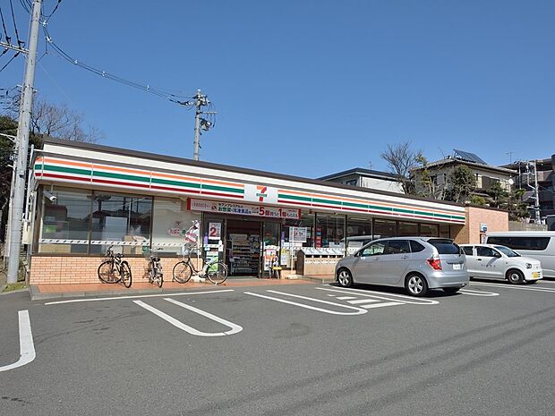 24時間営業ですので、急な買い物に便利です。駐車場もあります。