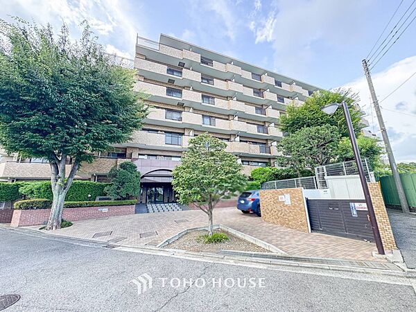 前面道路含む現地写真『快適』は「家」と「街」と「環境」が調和した時に訪れるだと改めて感じさせてくれます。