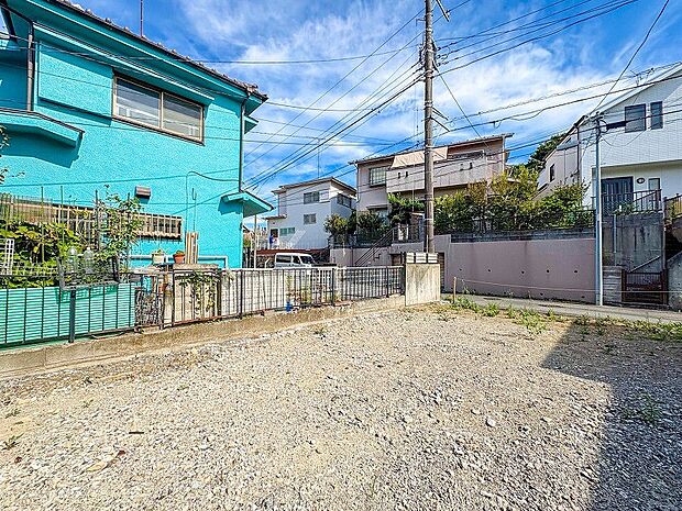 閑静な住宅街の一角、ひと時のくつろぎが生まれ、ゆっくりと愛着が育まれていきます。