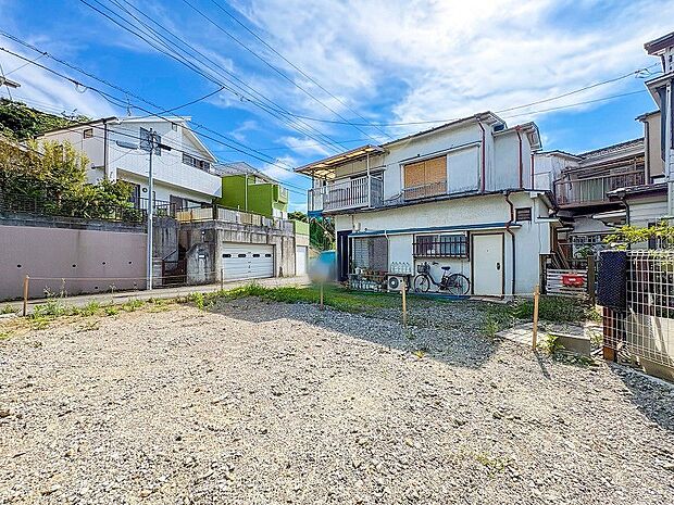閑静な住宅街の陽当りに恵まれた土地。たくさんの想いが美しいカタチに彩られます。