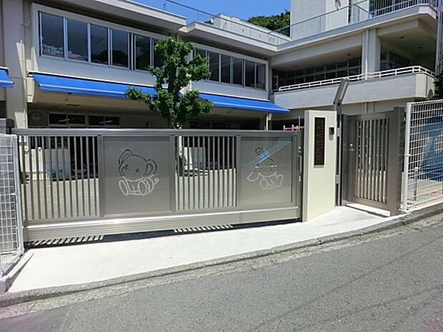 近隣の園外散歩で四季折々の自然に触れ合います。自園調理の給食制です。