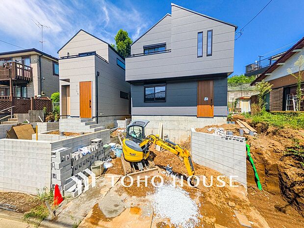 住む人を映し出す洗練された佇まいは、いつまでも輝き続けながらいつしか街の風景に溶け込んでいきます。