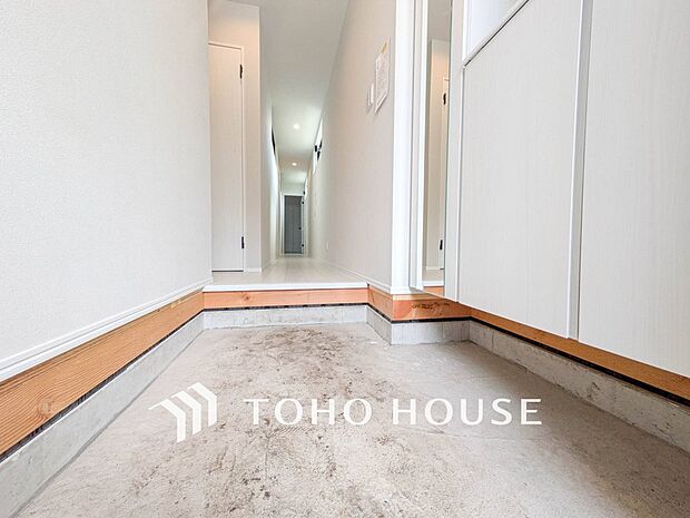 白を基調とし明るく開放感のある玄関。居住者の帰り、訪れる方を優しく迎えてくれます。